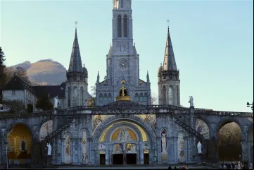Mosaicos de Marko Rupnik são exibidos em santuário em Lourdes