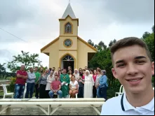 Lucas Gordia Andrade com a comunidade na Capela do Sagrado Coração de Jesus e Nossa Senhora da Conceição.