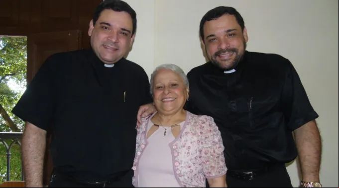 Padre Wallace (à esquerda) e padre Wellington (à direita), com a mãe Eliete Dahan dos Santos