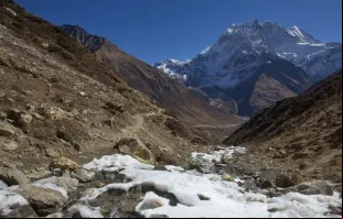Pico de Manaslu no Nepal, cordilheira do Himalaia.