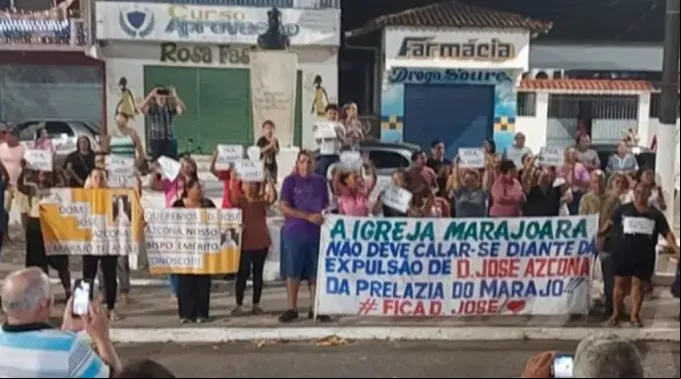Manifestação de fiéis contra saída de dom Azcona do Marajó