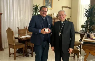 Empresário Martinho Rocha entrega incenso ao mestre das Celebrações Litúrgicas Pontifícias, dom Diego Ravelli.