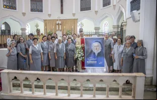 Irmãs Religiosas da Instrução Cristã (RIC) com o cartaz da serva de Deus madre Agathe.