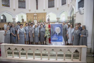 Irmãs Religiosas da Instrução Cristã (RIC) com o cartaz da serva de Deus madre Agathe.