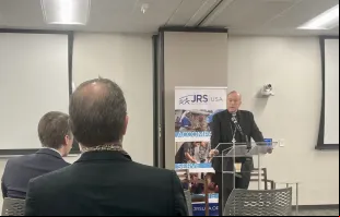 O arcebispo de Washington, dom Robert cardeal McElroy, fala ontem (24) na conferência “Doutrina social católica e trabalho com migrantes e refugiados em tempos de incerteza”, em Washington, D.C., EUA.
