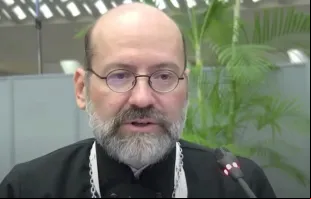 Job Getcha, bispo metropolita da Pisídia, fala a delegados do Sínodo da Sinodalidade no Vaticano ontem (9).
