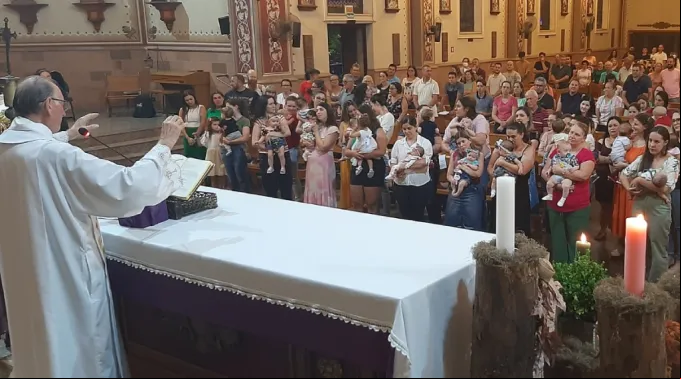 Missa com as crianças nascidas em 2022 no HBST