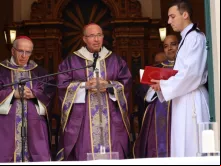 O núncio apostólico de Portugal, dom Ivo Scapolo, o patriarca de Lisboa, dom Rui Valério, e o reitor do santuário Cristo Redentor, padre Omar Raposo, na missa na embaixada do Brasil em Lisboa