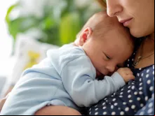 Mãe com bebê. Imagem referencial.