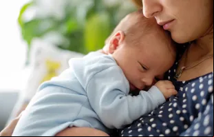 Mãe com bebê. Imagem referencial.