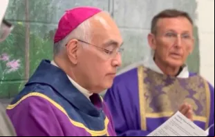 Dom Joe Vásquez (centro) da diocese de Austin celebra missa na prisão da Unidade Mountain View em Gatesville, Texas, que abriga as presidiárias do estado no corredor da morte, em 1º de dezembro de 2023.