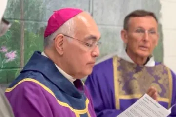 Dom Joe Vásquez (centro) da diocese de Austin celebra missa na prisão da Unidade Mountain View em Gatesville, Texas, que abriga as presidiárias do estado no corredor da morte, em 1º de dezembro de 2023.