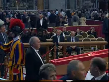 Moysés Azevedo (à esquerda) reza diante do corpo do papa Francisco