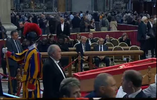 Moysés Azevedo (à esquerda) reza diante do corpo do papa Francisco