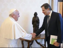 Fernando Haddad cumprimenta o papa Francisco.
