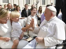 Papa Francisco saúda os fiéis após a Audiência Geral de 13 de setembro de 2023