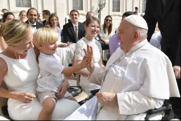 Papa Francisco saúda os fiéis após a Audiência Geral de 13 de setembro de 2023