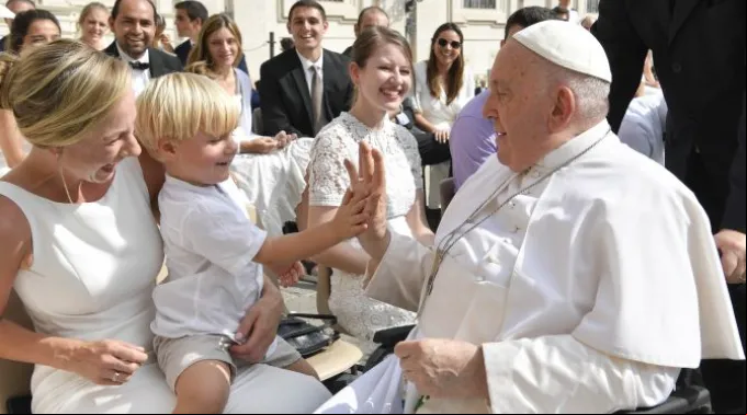 Papa Francisco saúda os fiéis após a Audiência Geral de 13 de setembro de 2023 ?? 