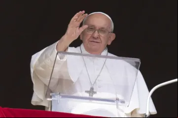 Papa Francisco acena a peregrinos na praça de São Pedro