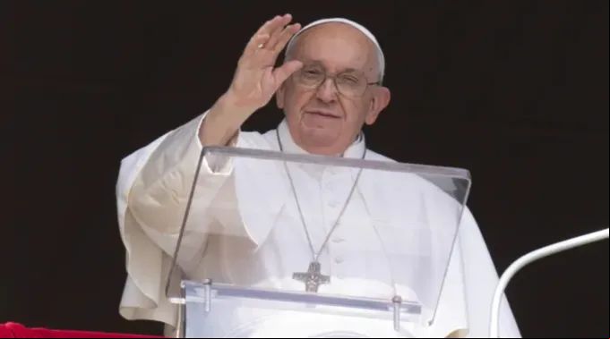 Papa Francisco acena a peregrinos na praça de São Pedro ?? 