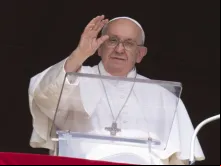 O papa Francisco acena a peregrinos na praça de São Pedro, no Vaticano, durante seu discurso do ângelus em 15 de outubro de 2023.