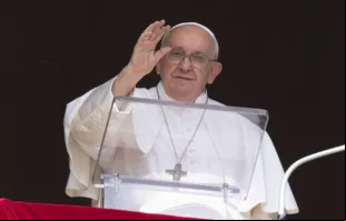 O papa Francisco acena a peregrinos na praça de São Pedro, no Vaticano, durante seu discurso do ângelus em 15 de outubro de 2023.