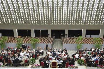Delegados reúnem-se em mesas redondas durante o Sínodo da Sinodalidade em 10 de outubro de 2023.