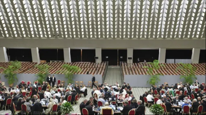 Delegados reúnem-se em mesas redondas durante o Sínodo da Sinodalidade em 10 de outubro de 2023. ?? 