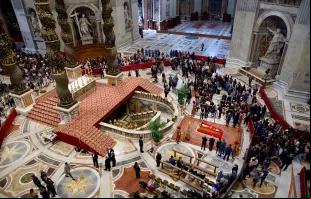 Caixão do papa Francisco na Basílica de São Pedro.