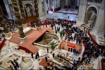 Caixão do papa Francisco na Basílica de São Pedro.