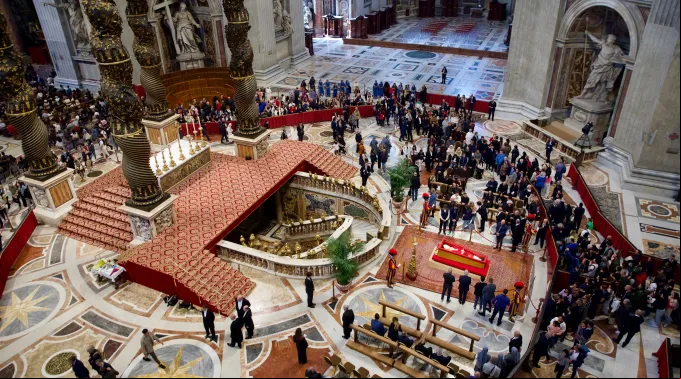 Caixão do papa Francisco na Basílica de São Pedro. ?? 