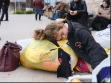 Menina dorme em rua na cidade de Stepanakert em 25 de setembro de 2023. Refugiados étnicos armênios começaram a deixar Nagorno-Karabakh no domingo (24) após o Azerbaijão lançar ofensiva para tomar o controle do território.