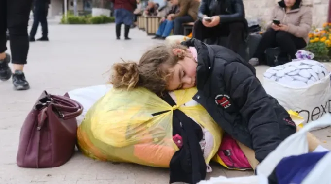 Menina dorme em rua ?? 