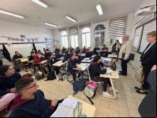 Sala de aula recém-reformada na Terra Santa. Menos de 10% das salas de aula istradas pelo Patriarcado Latino de Jerusalém receberam esses tipos de atualizações, segundo a Ordem Equestre do Santo Sepulcro de Jerusalém.