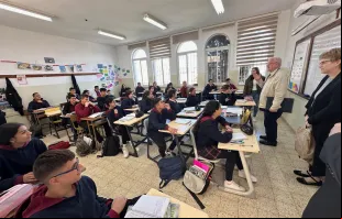 Sala de aula recém-reformada na Terra Santa. Menos de 10% das salas de aula istradas pelo Patriarcado Latino de Jerusalém receberam esses tipos de atualizações, segundo a Ordem Equestre do Santo Sepulcro de Jerusalém.
