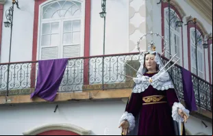 Nossa Senhora das Dores em procissão pelas ruas de São João del-Rei.