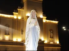 Nossa Senhora de Lourdes e, ao fundo, a catedral de Apucarana