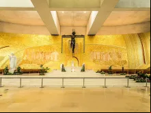 Mosaico do padre Marko Rupnik na Basílica da Santíssima Trindade no Santuário de Fátima, em Portugal.