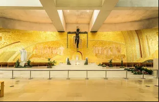 Mosaico do padre Marko Rupnik na Basílica da Santíssima Trindade no Santuário de Fátima, em Portugal.