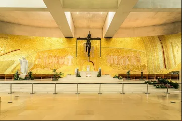 Mosaico do padre Marko Rupnik na Basílica da Santíssima Trindade no Santuário de Fátima, em Portugal.