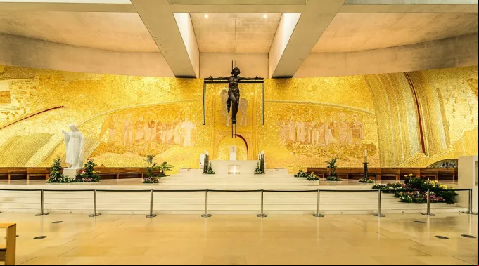 Mosaico do padre Marko Rupnik na Basílica da Santíssima Trindade no Santuário de Fátima, em Portugal. ?? 