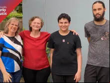 Matheus Vianna (ao centro), com a avó Solange (de camisa vermelha), o irmão Angelo e Chica, coordenadora do evento para a canonização de Carlo Acutis na capela do milagre.