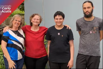 Matheus Vianna (ao centro), com a avó Solange (de camisa vermelha), o irmão Angelo e Chica, coordenadora do evento para a canonização de Carlo Acutis na capela do milagre.