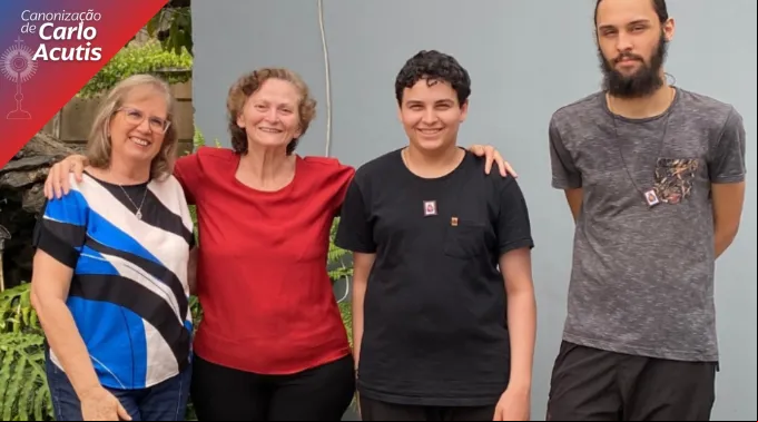 Matheus Vianna (ao centro), com a avó Solange (de camisa vermelha), o irmão Angelo e Chica, coordenadora do evento para a canonização de Carlo Acutis na capela do milagre.