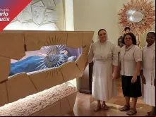 As irmãs Francisca Erineuda, Vanda Monteiro e Clara Lourenço ao lado do corpo de Carlo Acutis