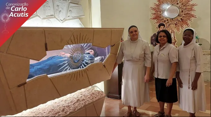As irmãs Francisca Erineuda, Vanda Monteiro e Clara Lourenço ao lado do corpo de Carlo Acutis
