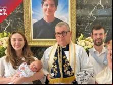 Patrick e Maria Carolina no batizado do filho Carlo Strogueia, com a filha Maria Catarina e o padre Marcelo Tenório