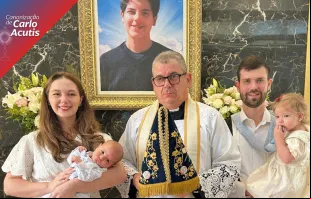 Patrick e Maria Carolina no batizado do filho Carlo Strogueia, com a filha Maria Catarina e o padre Marcelo Tenório