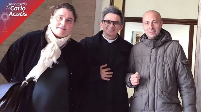 Antonia Salzano Acutis e padre Fábio Vieira no Dicastério para as Causas dos Santos no Vaticano. ?? 