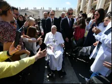 Papa Francisco em aparição surpresa na praça de São Pedro, no Vaticano.